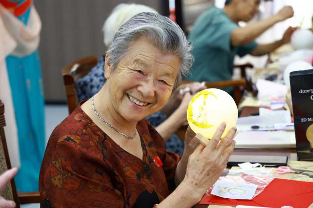 巧手迎華誕 燈火映初心