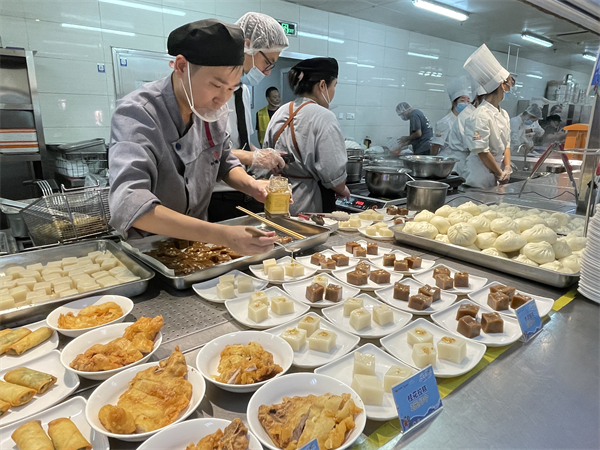 南航首啟“中國地標美食進校園”活動 師生不出校門嘗遍全國風味_fororder_27