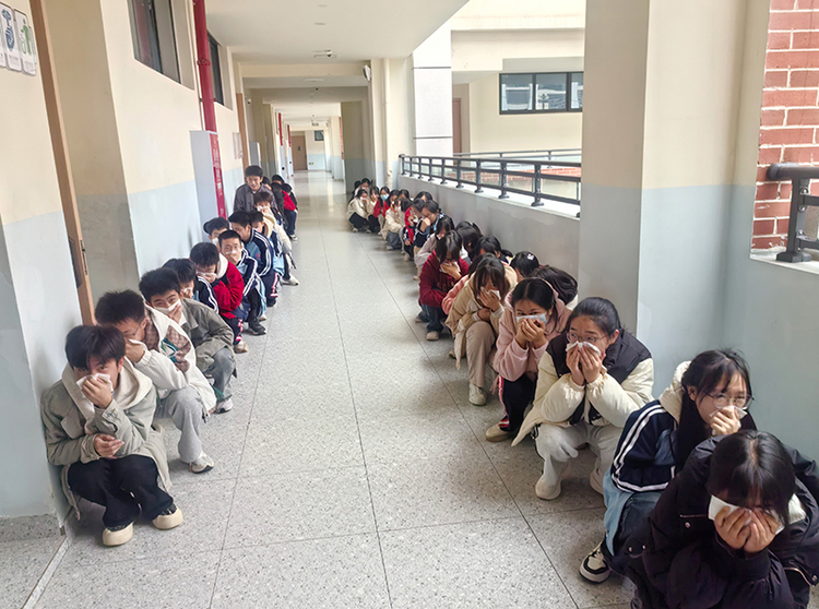 宜賓市一曼中學校開展消防安全宣傳教育活動
