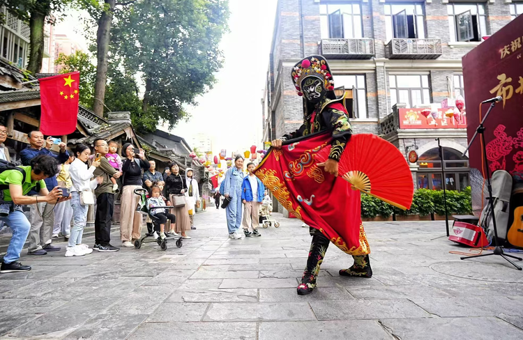 國慶假期 成都錦江區街頭藝術展演繪就亮麗風景線