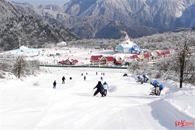 在成都花樣玩雪 有滑雪場日均接待超3000人