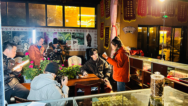 《愛在阿壩》拍攝花絮——體驗羌醫藥文化