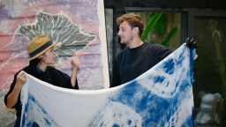 在德陽高槐，見證非遺新生：于木屑飛舞中雕刻時光，藍白交錯中染就未來