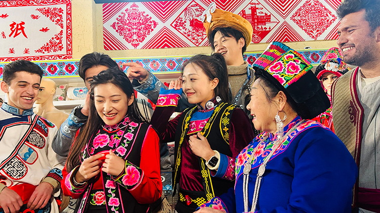 《愛在阿壩》拍攝花絮——體驗羌族服飾、羌繡