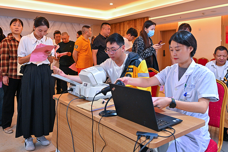 眉山仁壽：愛心體檢 溫暖新就業群體_fororder_2025年9月18日，在四川省眉山市仁壽縣一流動健康體檢點，新就業形態勞動者在參加免費體檢。-(8)