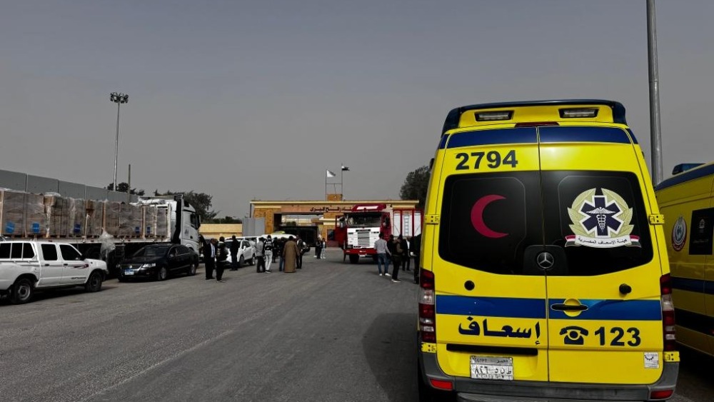 視頻 | 拉法口岸有限重開 加沙病患看見希望_fororder_2月2日，救護車停在拉法口岸埃及一側