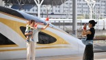 外媒：國慶假期中國旅遊人數激增 高鐵網絡是中國旅遊業的生命線_fororder_A6IRhQhayYwj1KtB