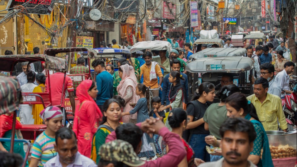 聽鑒世界 | 中東亂局波及全球 德國農業受影響 印度經濟受衝擊_fororder_2023年4月26日，人們聚集在印度新德里的一處市場。新華社發