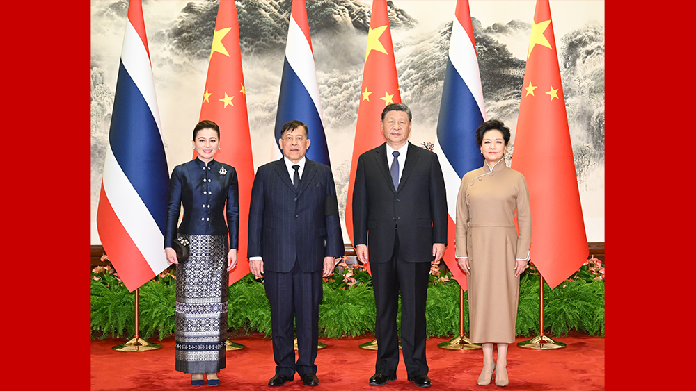 習近平：“讓兩國人民從中泰合作中獲得更多實利”_fororder_時政紅底(1)