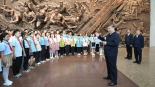 習近平：做一個堂堂正正、光榮自豪的中國人_fororder_（XHDW）（5）習近平在山西陽泉市向抗戰烈士敬獻花籃並參觀百團大戰紀念館XxjpsgC007460_20250707_PEPFN0A001_副本