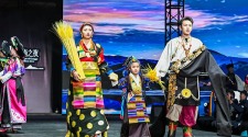 “貢嘎時尚之夜”在甘孜康定情歌廣場璀璨上演_fororder_11