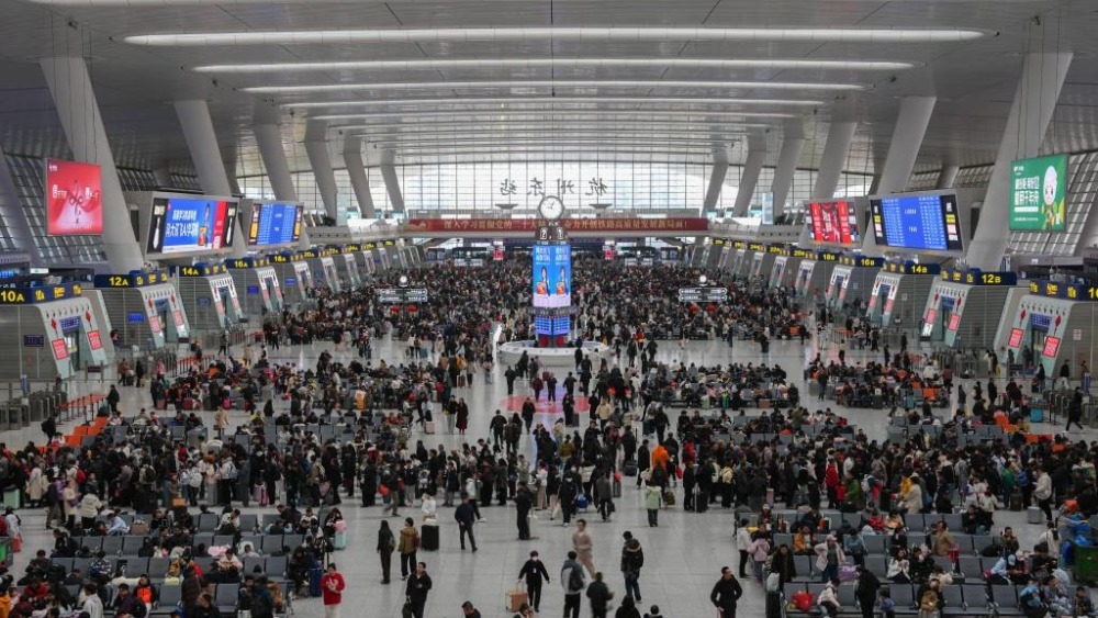 全球媒體聚焦 | 外媒關注2026中國春運：運力擴容 服務升級_fororder_2月23日，旅客在杭州火車東站候車廳候車