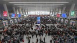 全球媒體聚焦 | 外媒關注2026中國春運：運力擴容 服務升級_fororder_2月23日，旅客在杭州火車東站候車廳候車