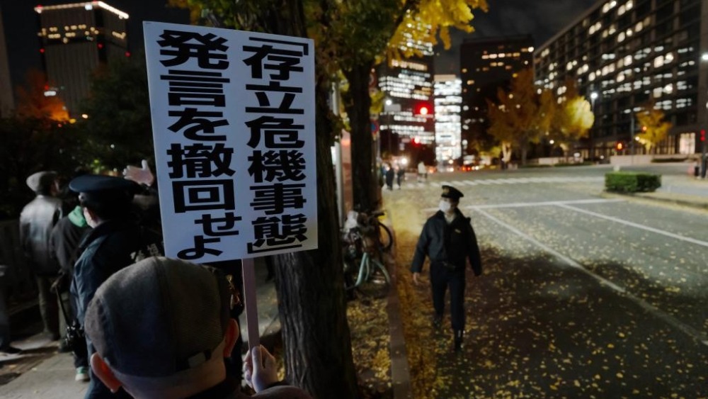 日本加速擴軍備武引擔憂 專家：給亞太安全格局帶來衝擊和破壞_fororder_11月28日，民眾在日本東京的首相官邸外參加抗議活動
