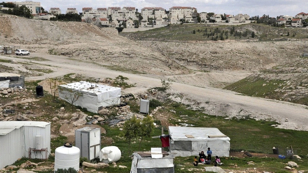 聽鑒世界 | 巴勒斯坦牧民：“以色列強盜燒燬了我的家”_fororder_2024年3月7日，約旦河西岸巴勒斯坦人村莊附近的以色列猶太人定居點。