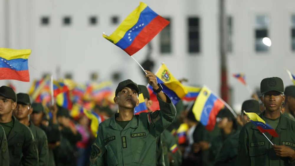 深追蹤 | 美國對委內瑞拉大兵壓境為“緝毒”？專家解析美委緊張局勢背後的地緣博弈_fororder_11月25日，委內瑞拉玻利瓦爾國民武裝部隊成員參加在加拉加斯舉行的遊行活動