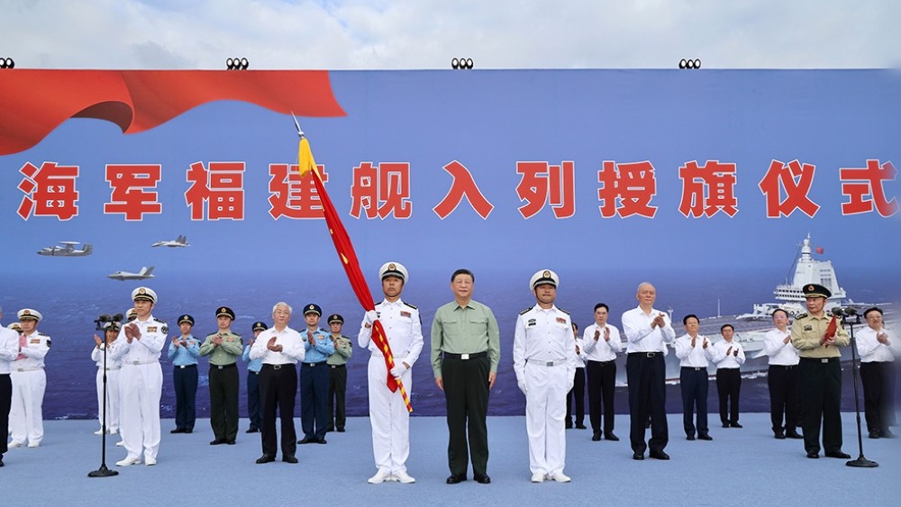 習近平出席福建艦入列授旗儀式並登艦視察