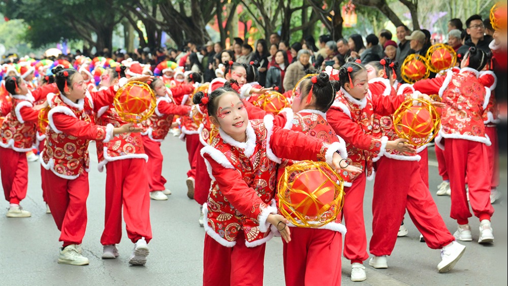 【情滿中國年】“小家”熱氣騰騰 “大家”蒸蒸日上_fororder_1771332148514_516