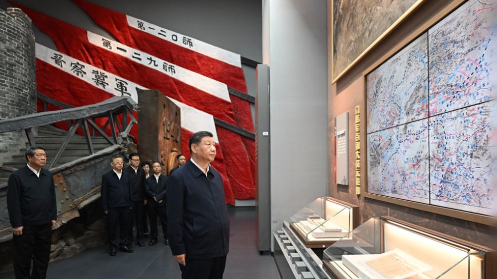 習近平在山西陽泉市向抗戰烈士敬獻花籃並參觀百團大戰紀念館_fororder_1751890665883_511
