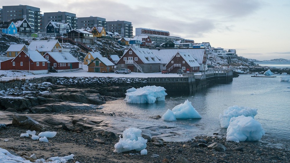 格陵蘭島寸土不讓，委內瑞拉“尚待評估”？西方國家的“雙標”_fororder_當地時間2025年11月3日，在格陵蘭努克，彩色房屋和住宅公寓樓俯瞰峽灣