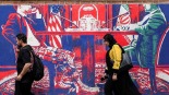 “去核議題”成美伊第五輪談判“破局難點”_fororder_當地時間2025年4月8日，位於伊朗德黑蘭的美國大使館外墻上反映美國和伊朗談判的塗鴉