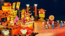 夜遊龍亭湖：綵燈遊船映汴梁 水上舞臺展風華