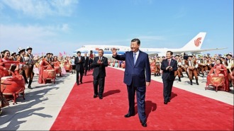新時代治疆方略在新疆綻放團結繁榮之花_fororder_時政紅底(5)