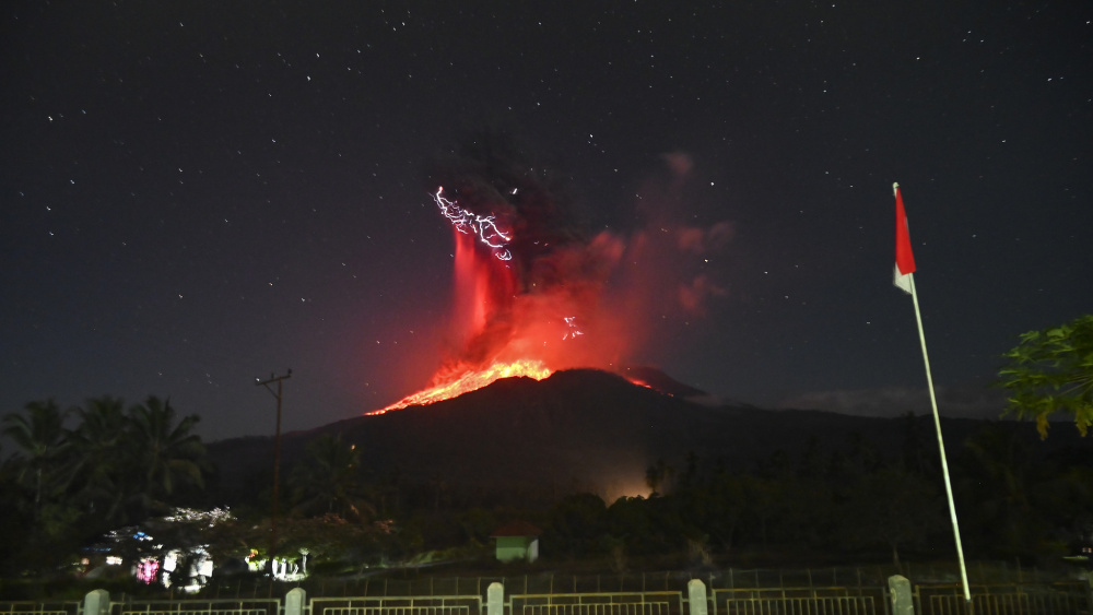 印尼一火山連續兩次大規模噴發 我總領館發佈安全提醒