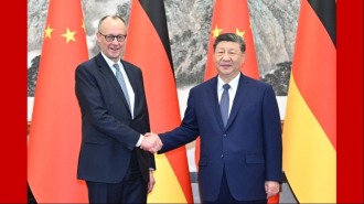 習近平：以中德關係的穩定性和活力為動蕩世界謀大同_fororder_時政紅底