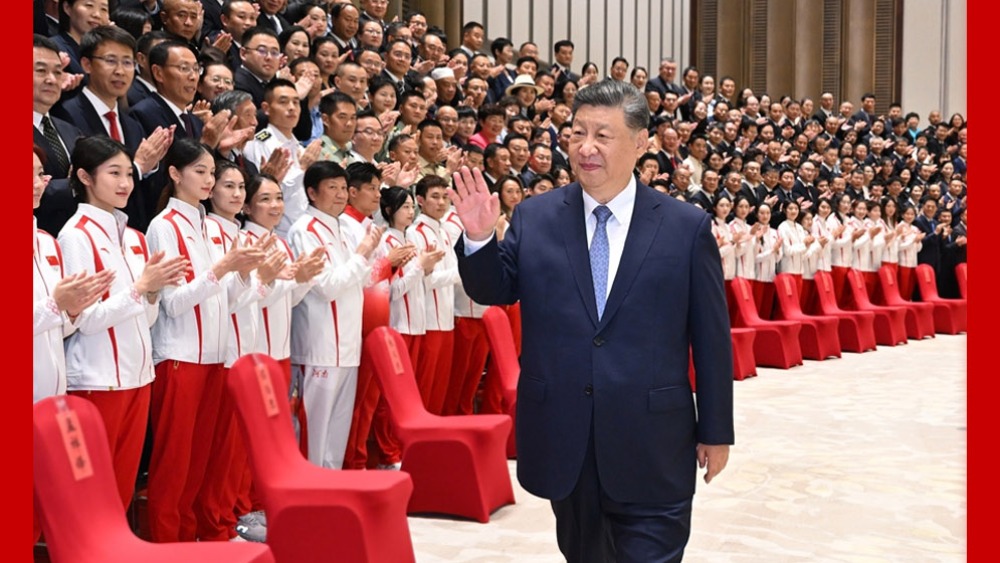 習近平接見全國群眾體育和全國體育系統先進集體、先進個人代表_fororder_1762690720409_378