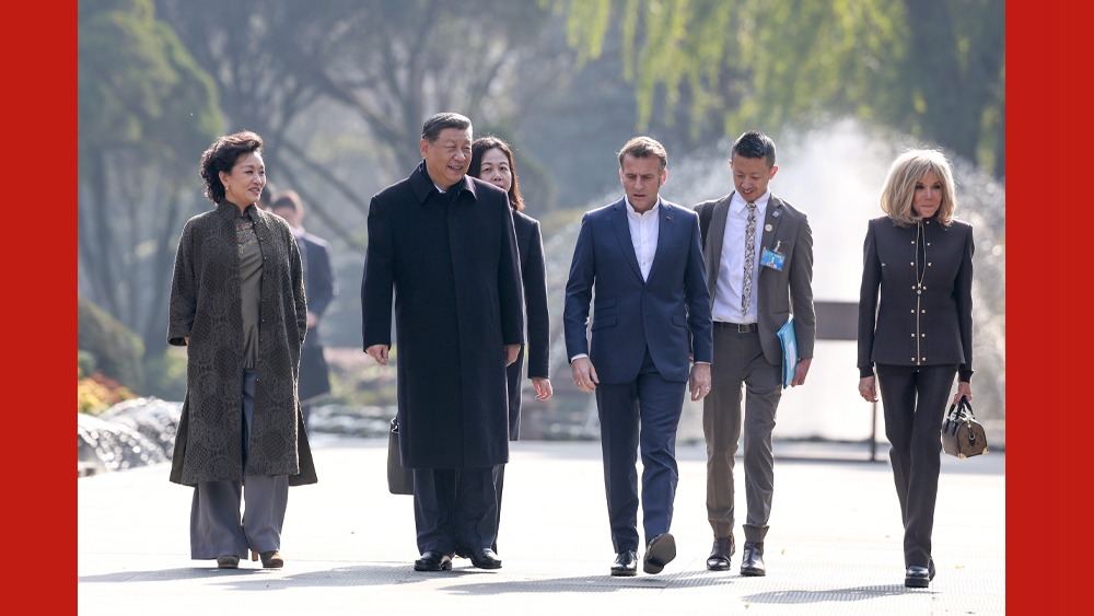 習近平同法國總統馬克龍在成都進行友好交流_fororder_1764922363117_724