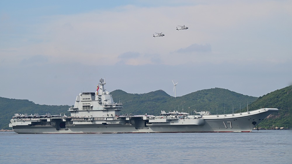 山東艦航母編隊抵達香港 殲15-T首次在航母甲板對公眾開放_fororder_1751514553579_72