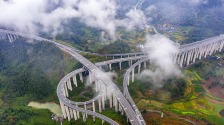 湖南吉首：雲海涌高速