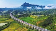 湖南常寧市泉井村青山翠綠，雲霧縹緲