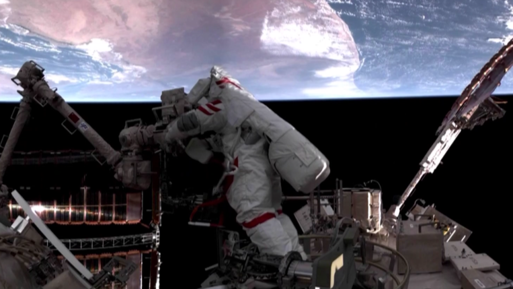 視頻丨神舟二十一號航天員乘組圓滿完成第一次出艙活動