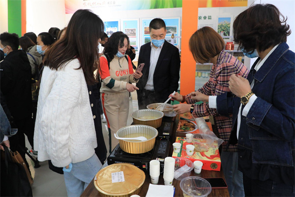 本土網紅推介特産好物 直播帶貨助力鄉村振興